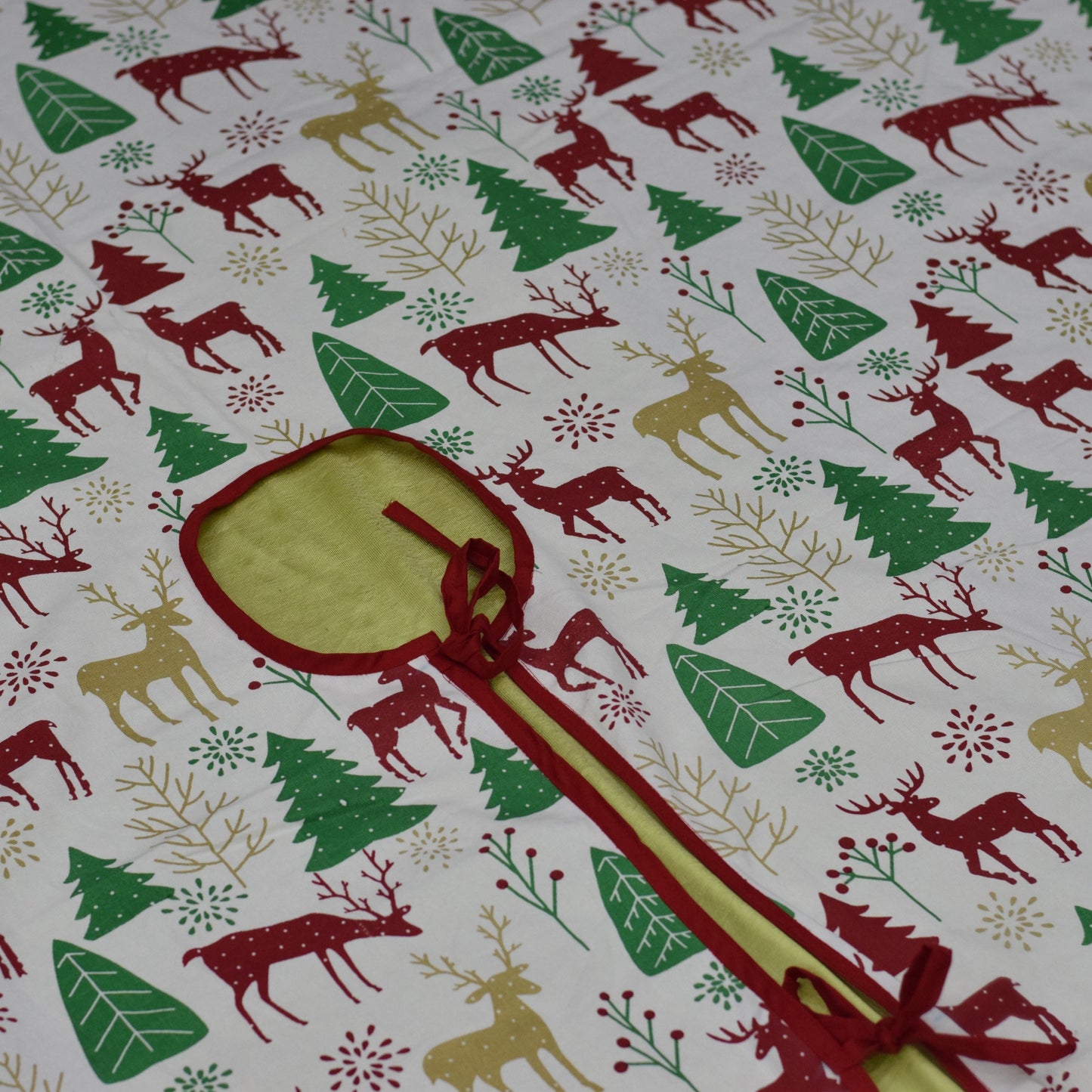 75cm Christmas Tree Skirt – Reindeer & Pine Tree Print, Festive Holiday Decoration
