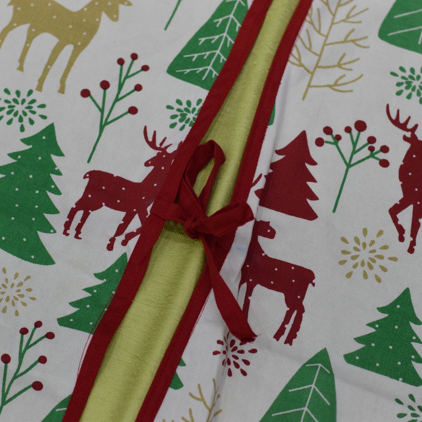75cm Christmas Tree Skirt – Reindeer & Pine Tree Print, Festive Holiday Decoration