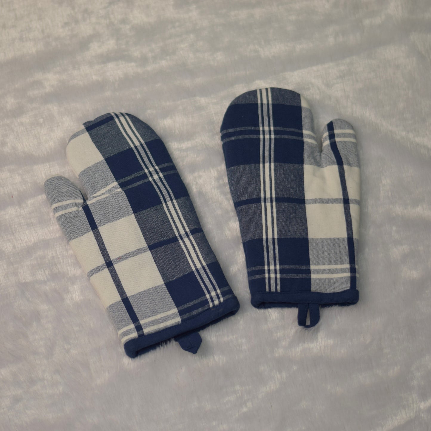 Blue & White Checkered Cotton Oven Gloves – Heat Resistant Kitchen Mitts (Set of 2)