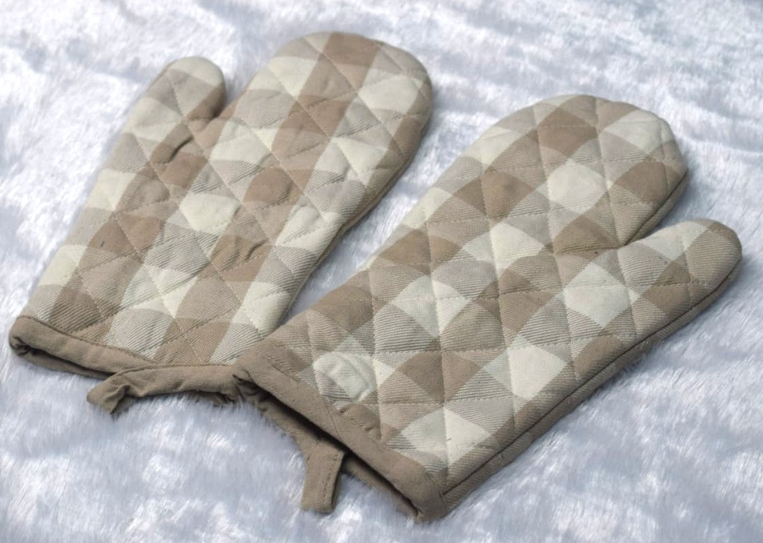 Beige Checkered Quilted Oven Gloves – Heat-Resistant Kitchen Mitts (Set of 2)