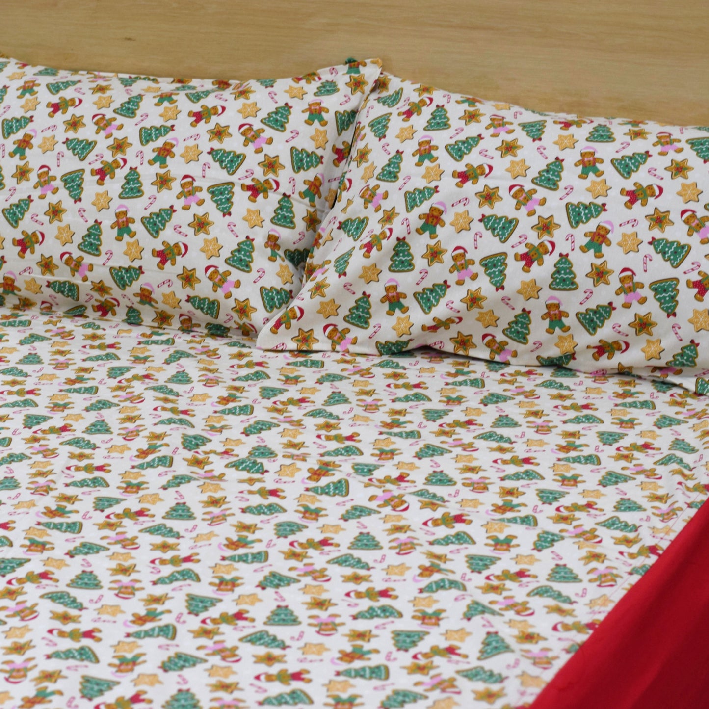 Christmas Festive King Size Bedsheet Set – Gingerbread & Tree Print