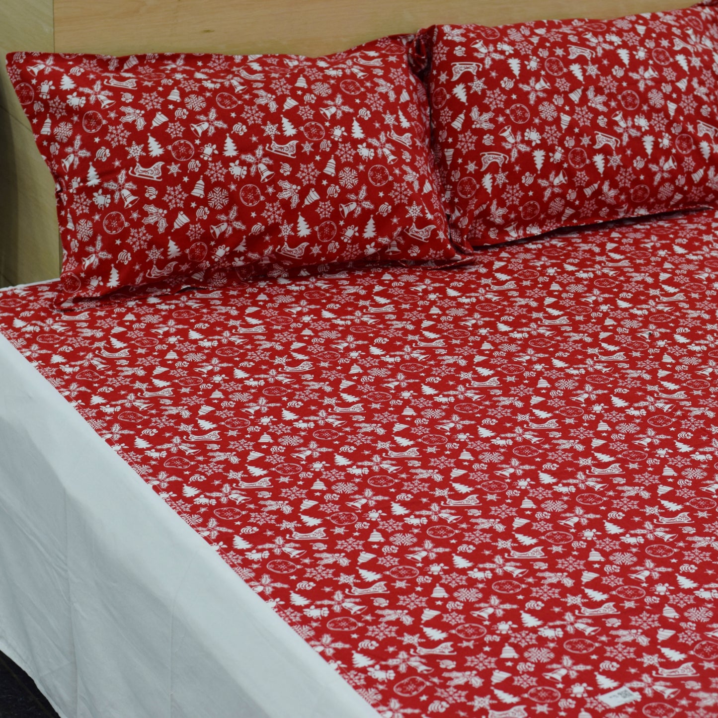 Festive Red Christmas Print King Size Cotton Bed Sheet with Pillow Covers