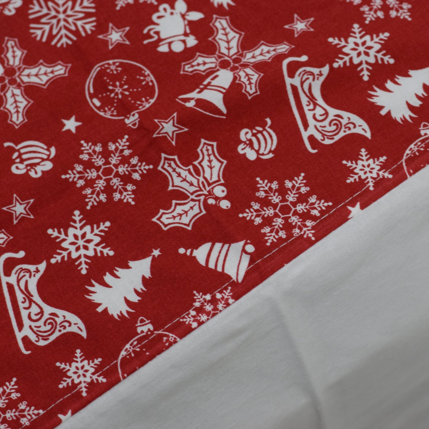 Festive Red Christmas Print King Size Cotton Bed Sheet with Pillow Covers