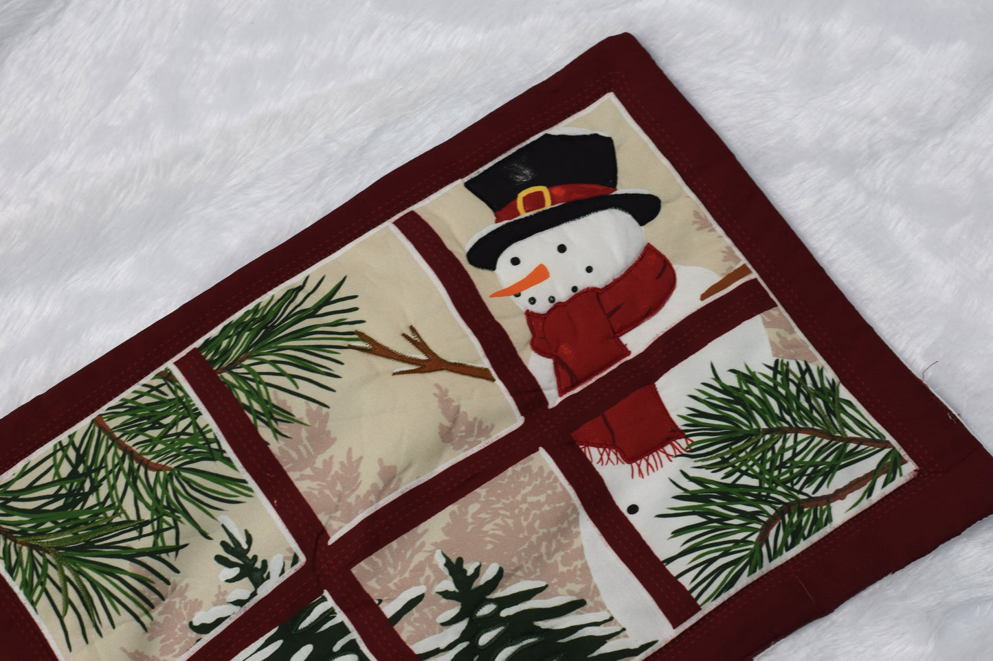 Festive Snowman Window View Christmas Table Mat – 20 x 14 Inch