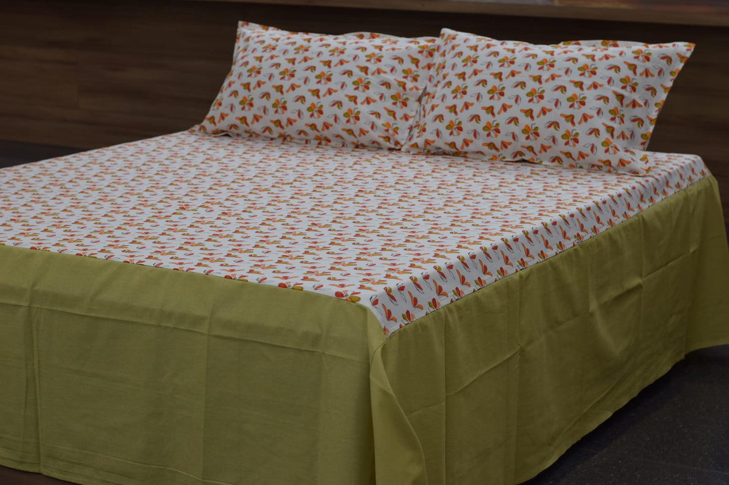 Floral Print King Size Bedspread with Solid Green Border – Soft & Elegant