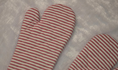 Red & White Striped Cotton Oven Gloves – Heat Resistant Kitchen Mitts (Set of 2)