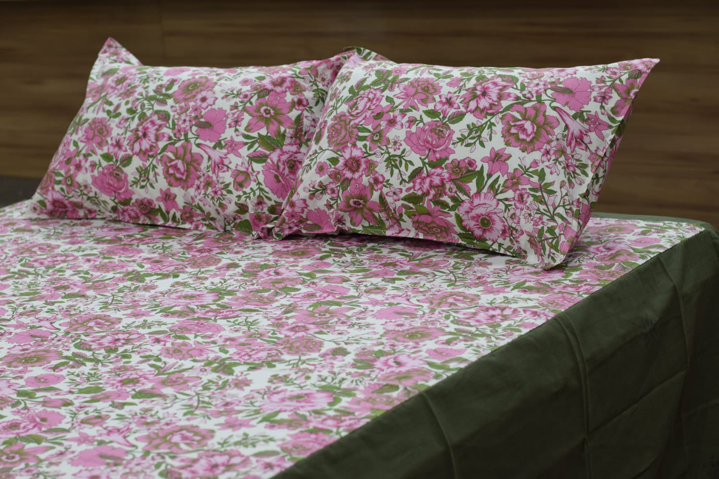 Pink Floral Cotton King Size Bedspread with Green Border – Elegant Bedroom Cover
