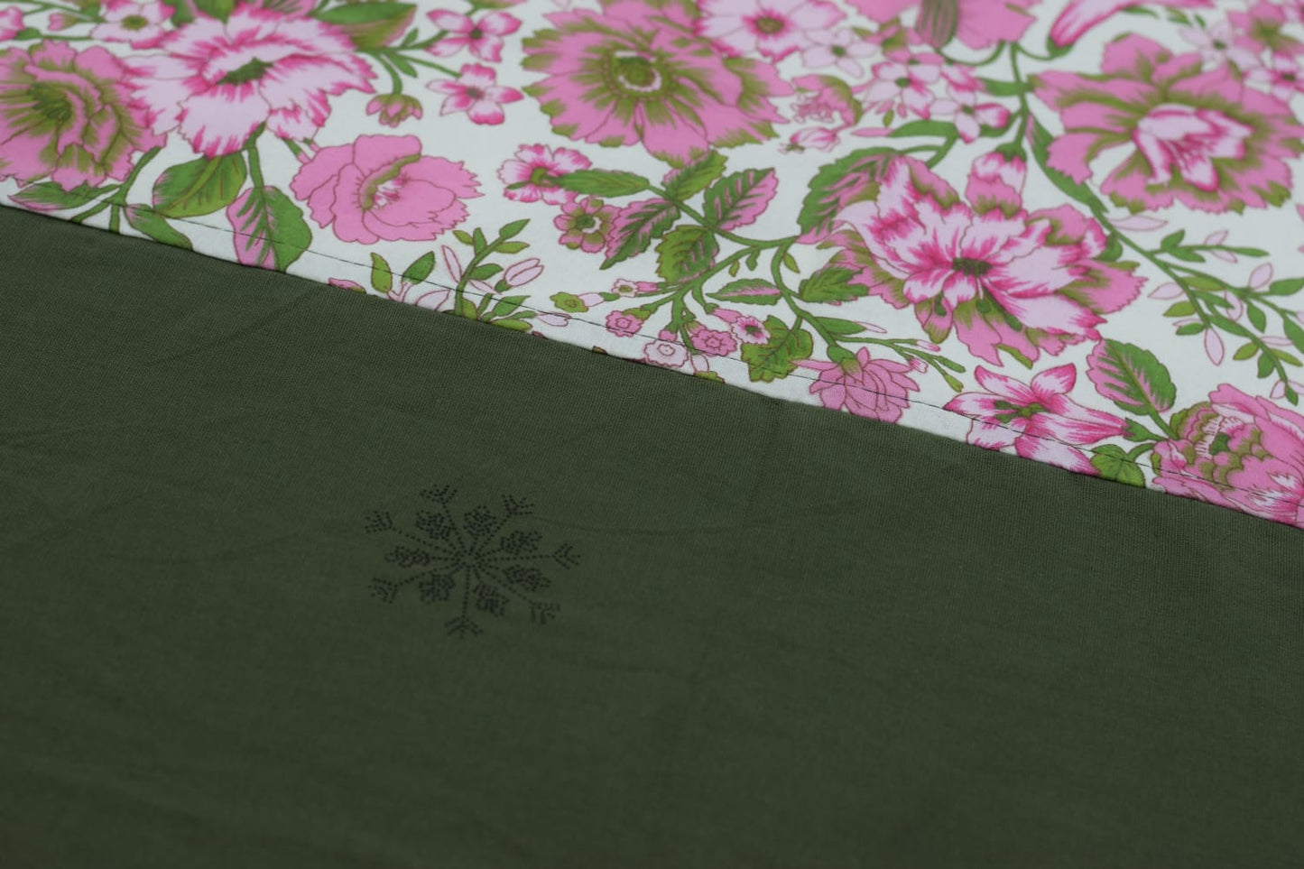 Pink Floral Cotton King Size Bedspread with Green Border – Elegant Bedroom Cover