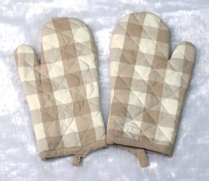 Beige Checkered Quilted Oven Gloves – Heat-Resistant Kitchen Mitts (Set of 2)