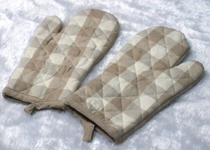 Beige Checkered Quilted Oven Gloves – Heat-Resistant Kitchen Mitts (Set of 2)