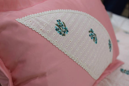 Elegant Floral Appliqué King Size Bed Spread with Pillow Covers – Soft Cotton, Pink & White