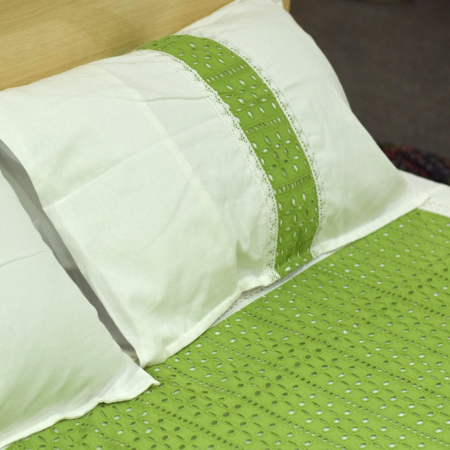 legant White & Green Cotton King Size Bedsheet with Pillow Covers
