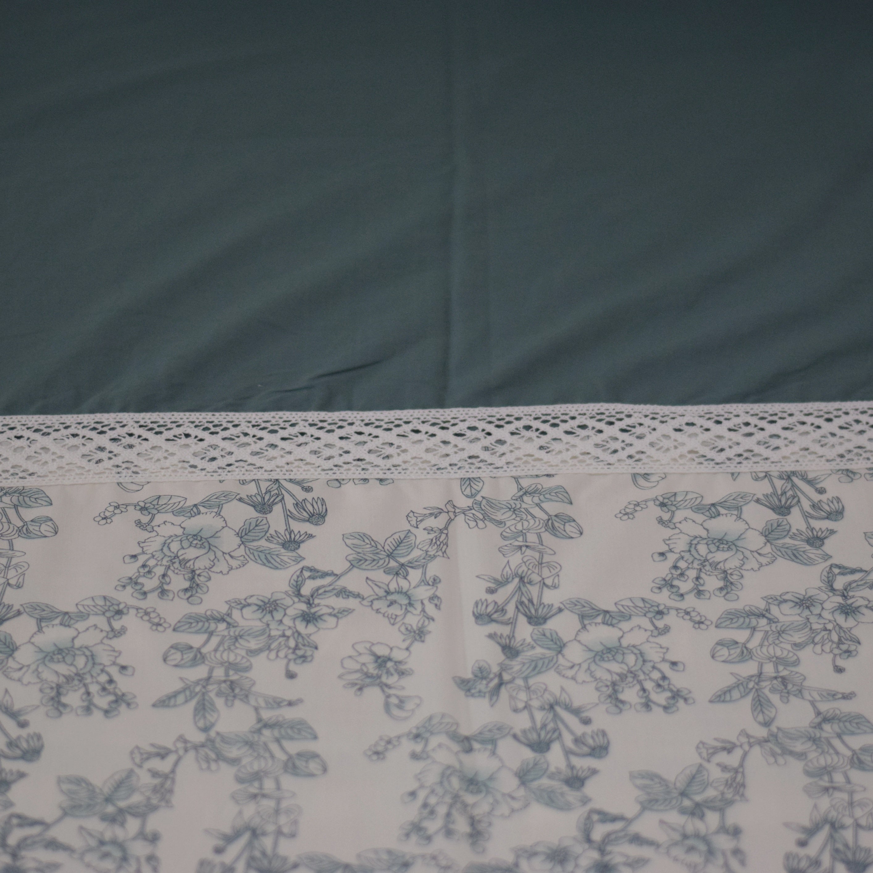 Elegant Floral Queen Size Bedsheet Set with Pillow Covers – Teal & White