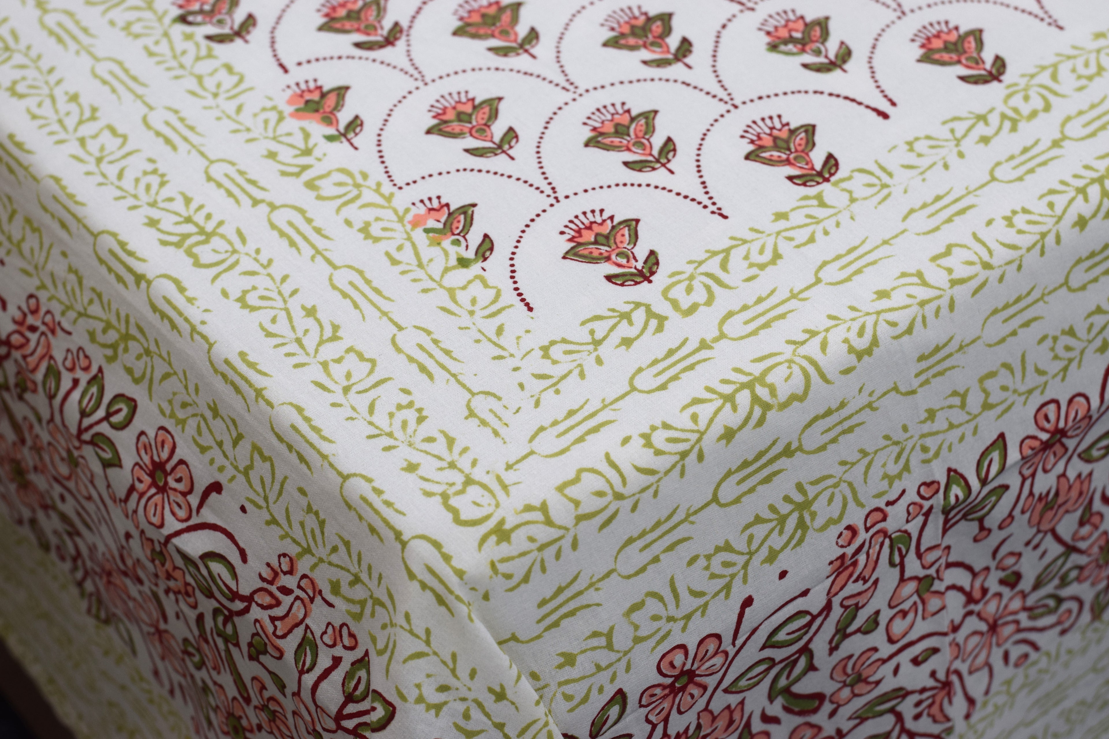 Elegant Floral Printed King Size Bedsheet Set with Pillow Covers – Cotton Blend