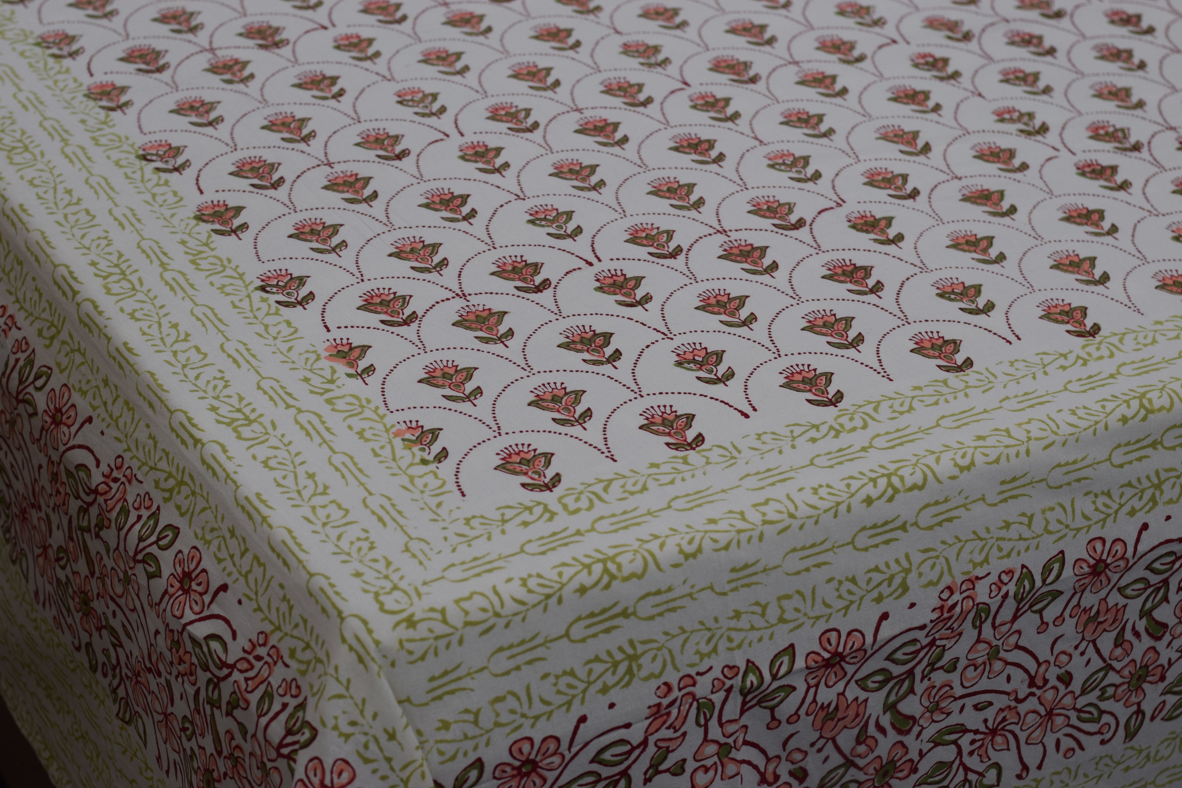 Elegant Floral Printed King Size Bedsheet Set with Pillow Covers – Cotton Blend