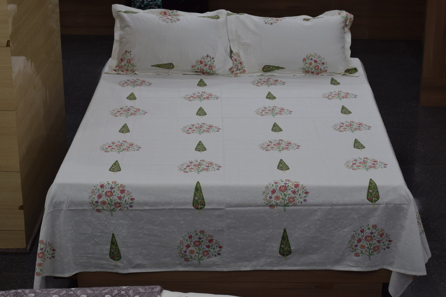 Elegant Floral Garden Print Queen Size Bedsheet Set (White Base with Green Tree Motifs)