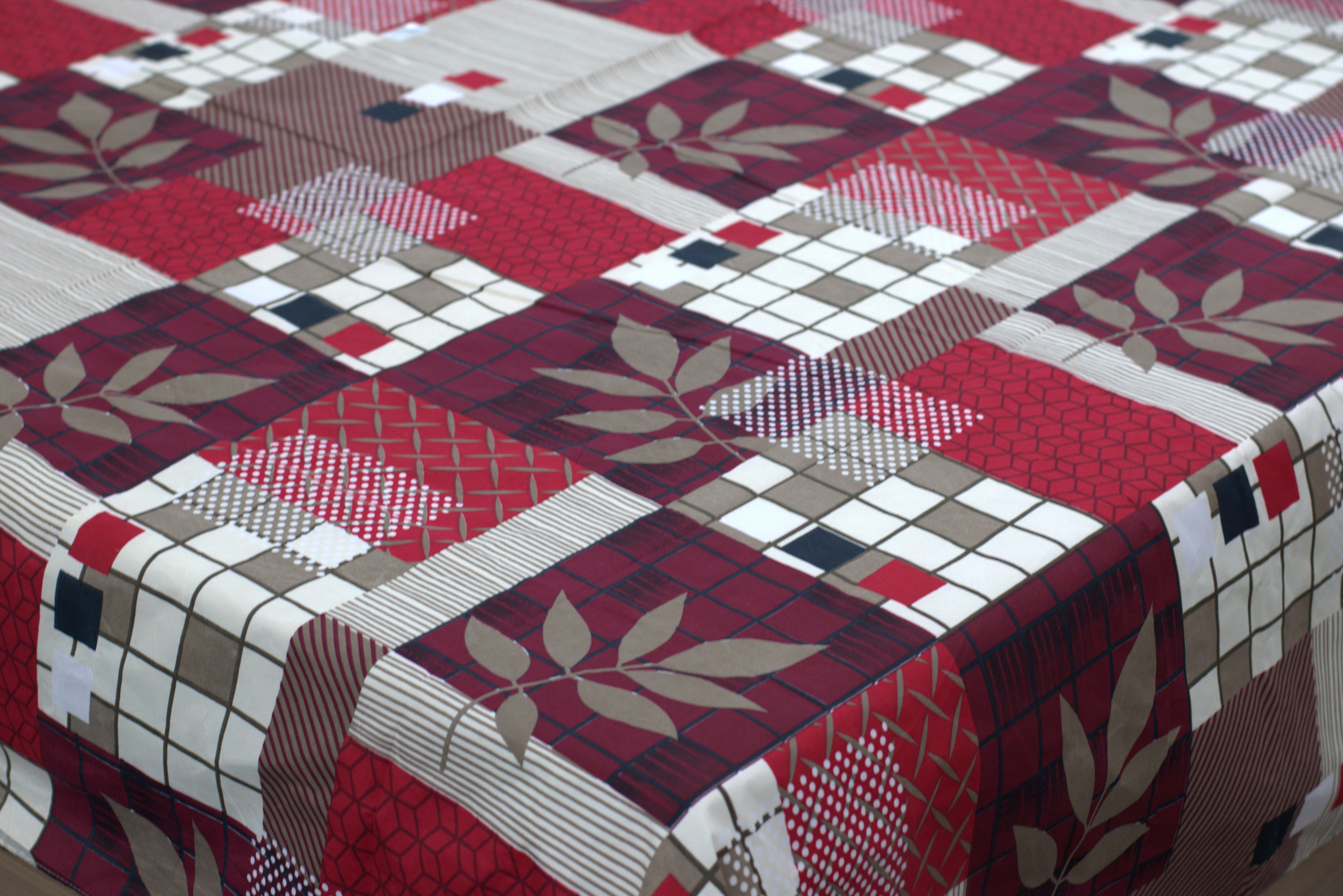 Soft Feel Premium Blend Bedsheet Set – 225x250 cm | Stylish Red Geometric Print with Pillow Covers