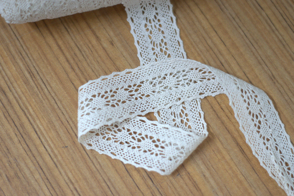 Elegant White / Beige Floral Lace Trim – 3cm Width | 10M / 20M Roll | Soft Decorative Lace Border