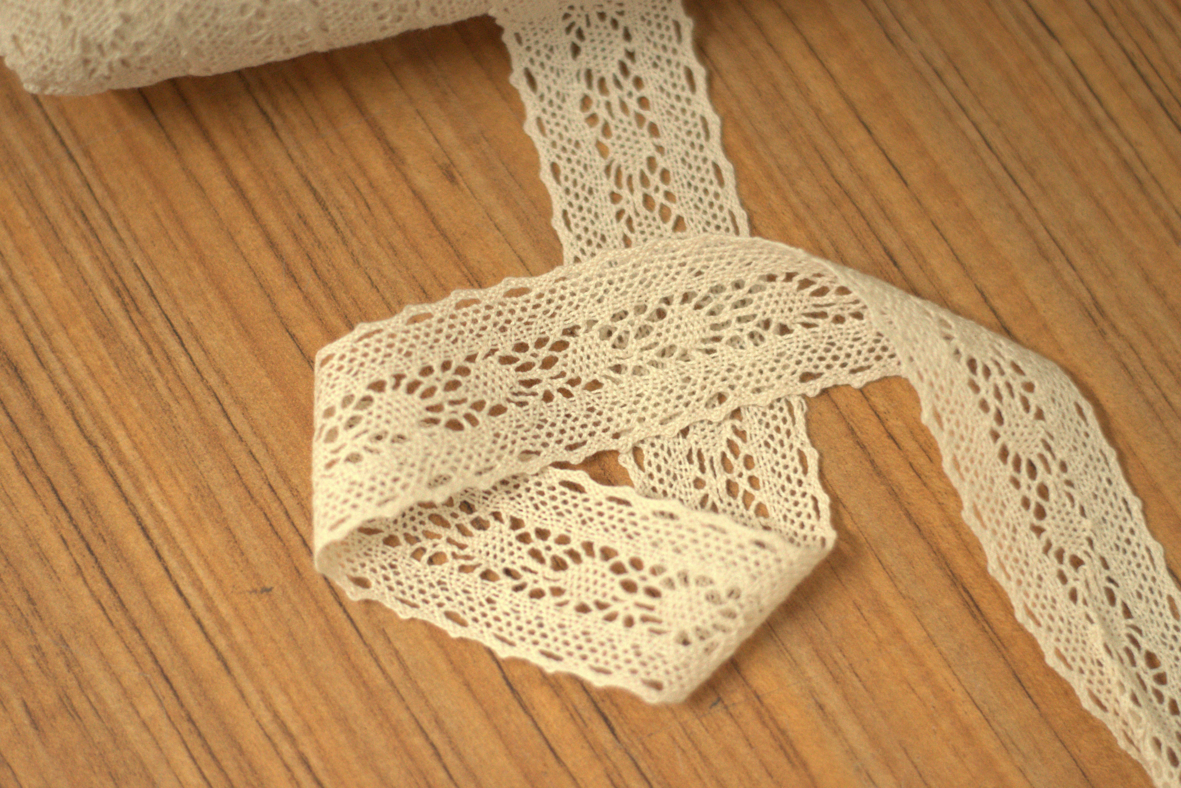 Elegant White / Beige Floral Lace Trim – 3cm Width | 10M / 20M Roll | Soft Decorative Lace Border