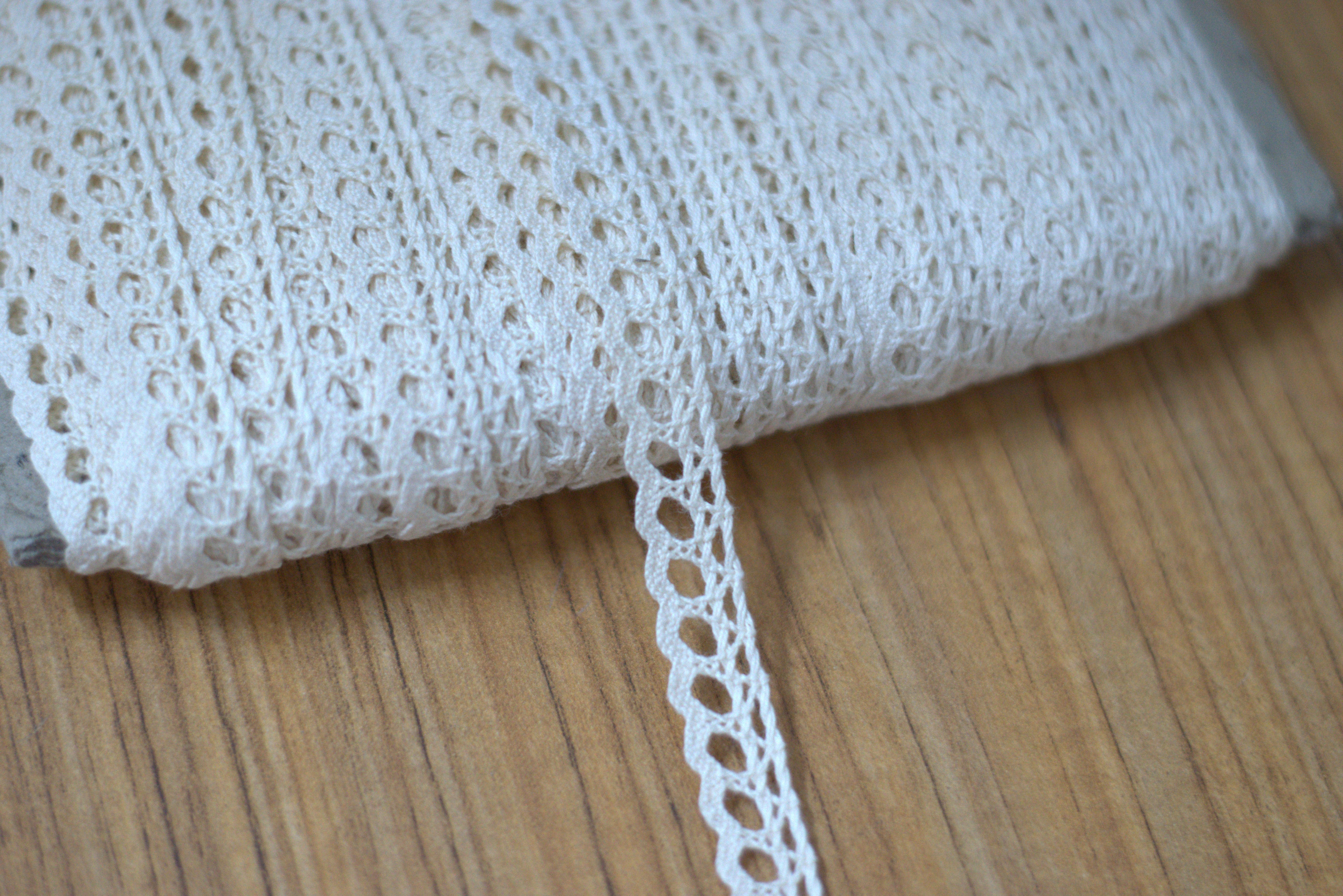 Elegant White/Beige Cotton Lace Trim – 1 cm Width | 10M / 20M Roll | Decorative Sewing & Craft Lace