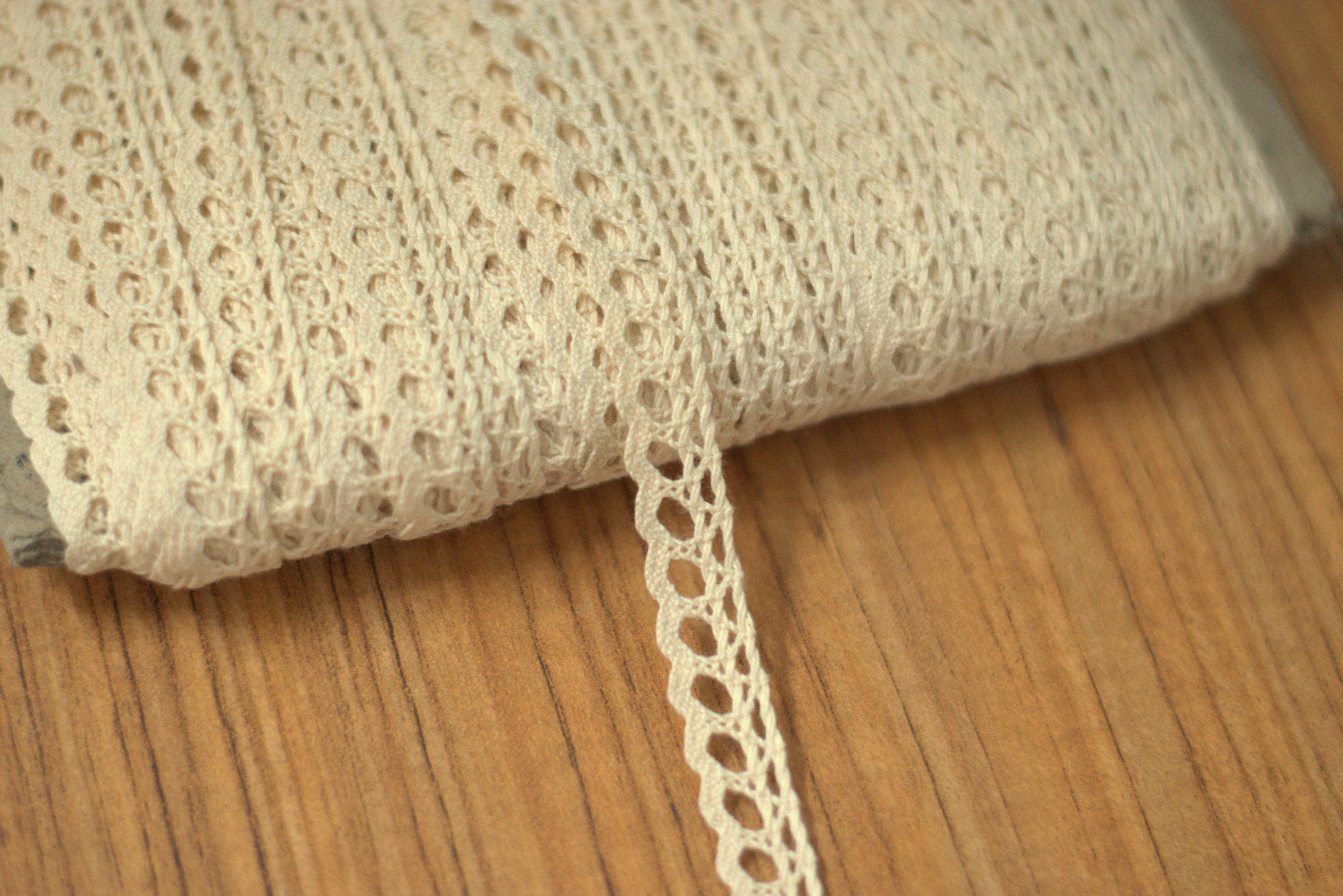 Elegant White/Beige Cotton Lace Trim – 1 cm Width | 10M / 20M Roll | Decorative Sewing & Craft Lace