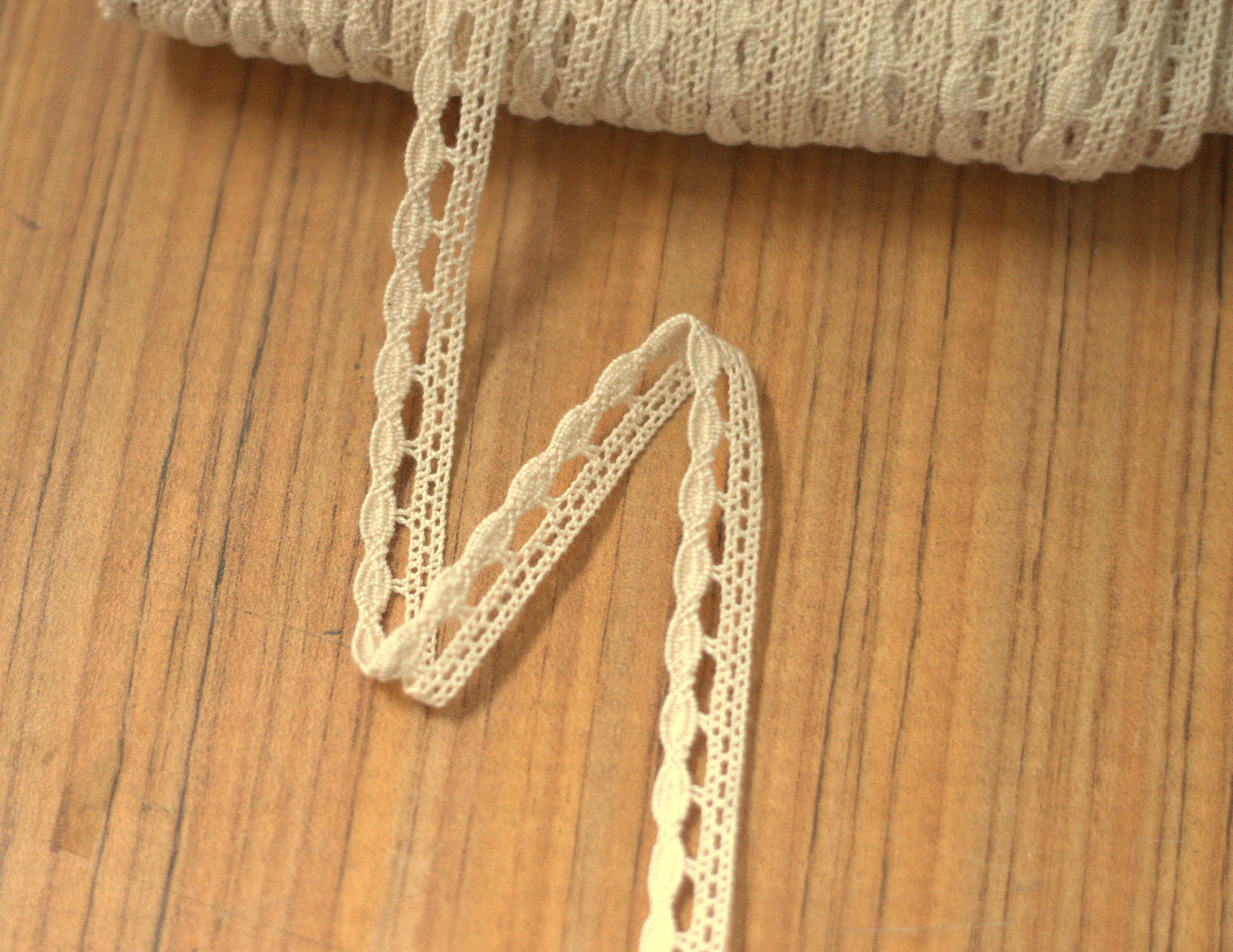 Elegant White/Beige Lace Trim – 1 cm Width | 10M / 20M Roll | Delicate Crochet Design