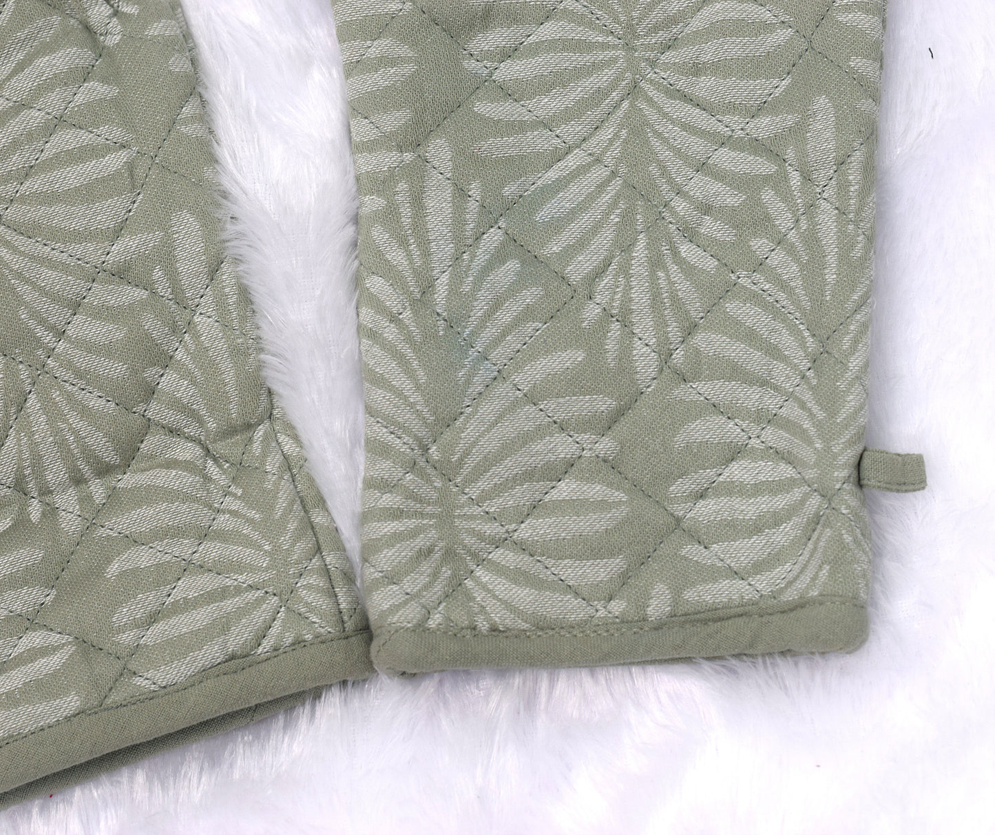 Sage Green Leaf Pattern Quilted Oven Gloves – Heat Resistant Kitchen Mitts (Set of 2)