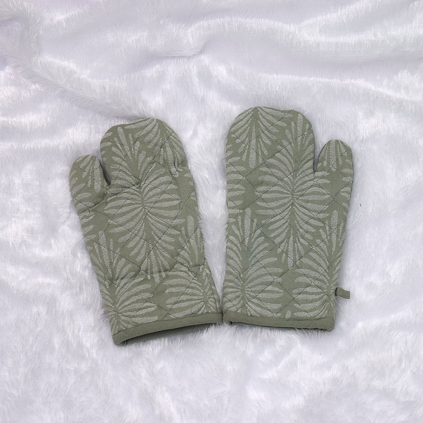 Sage Green Leaf Pattern Quilted Oven Gloves – Heat Resistant Kitchen Mitts (Set of 2)