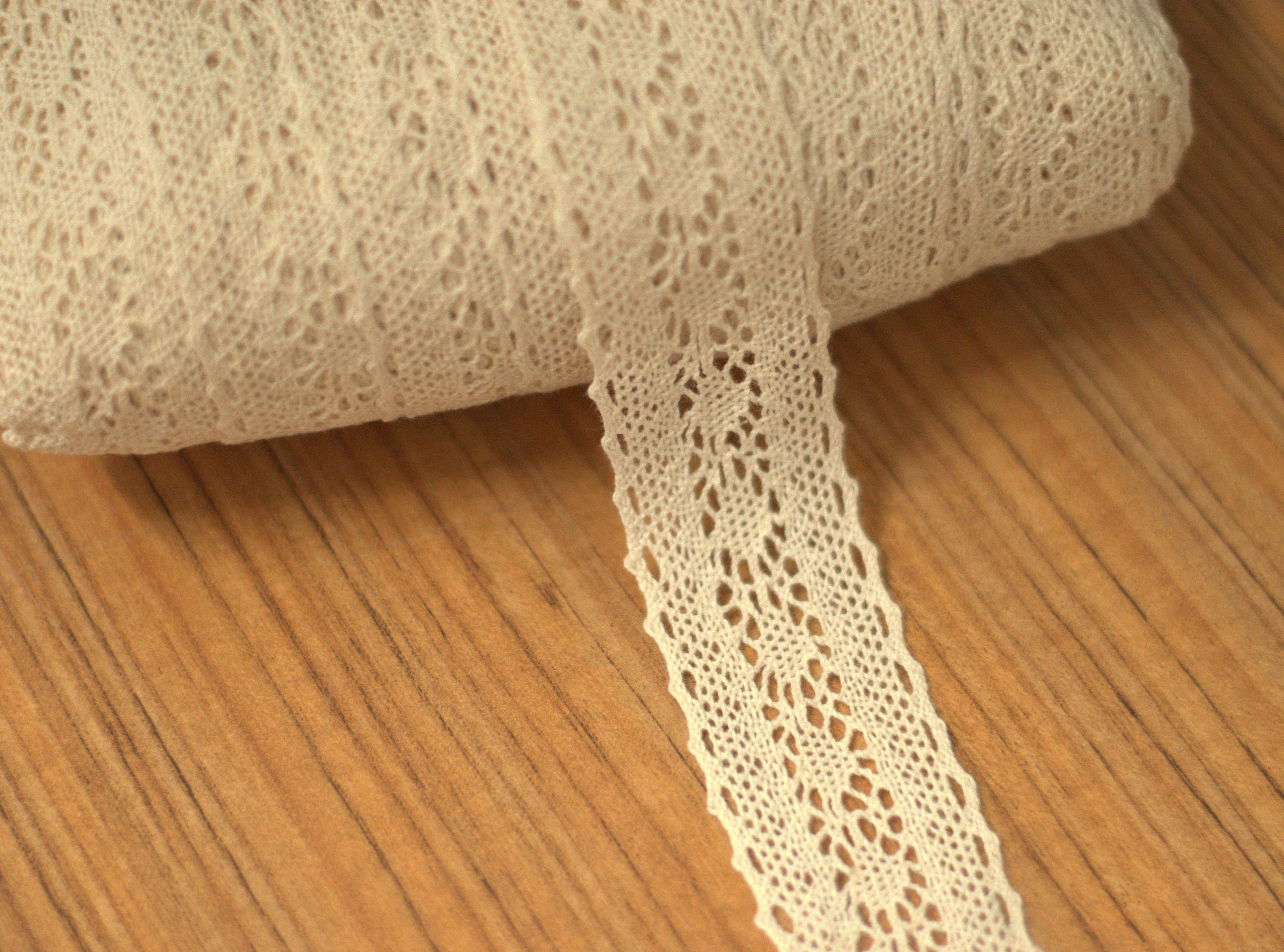 Elegant White / Beige Floral Lace Trim – 3cm Width | 10M / 20M Roll | Soft Decorative Lace Border